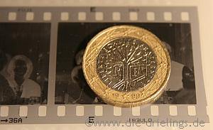 Euromünze im Größenvergleich zum KB-Film