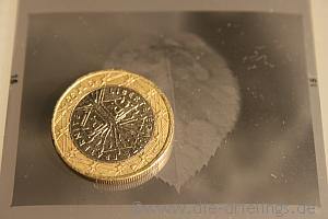 Euromünze im Größenvergleich zum MF-Film